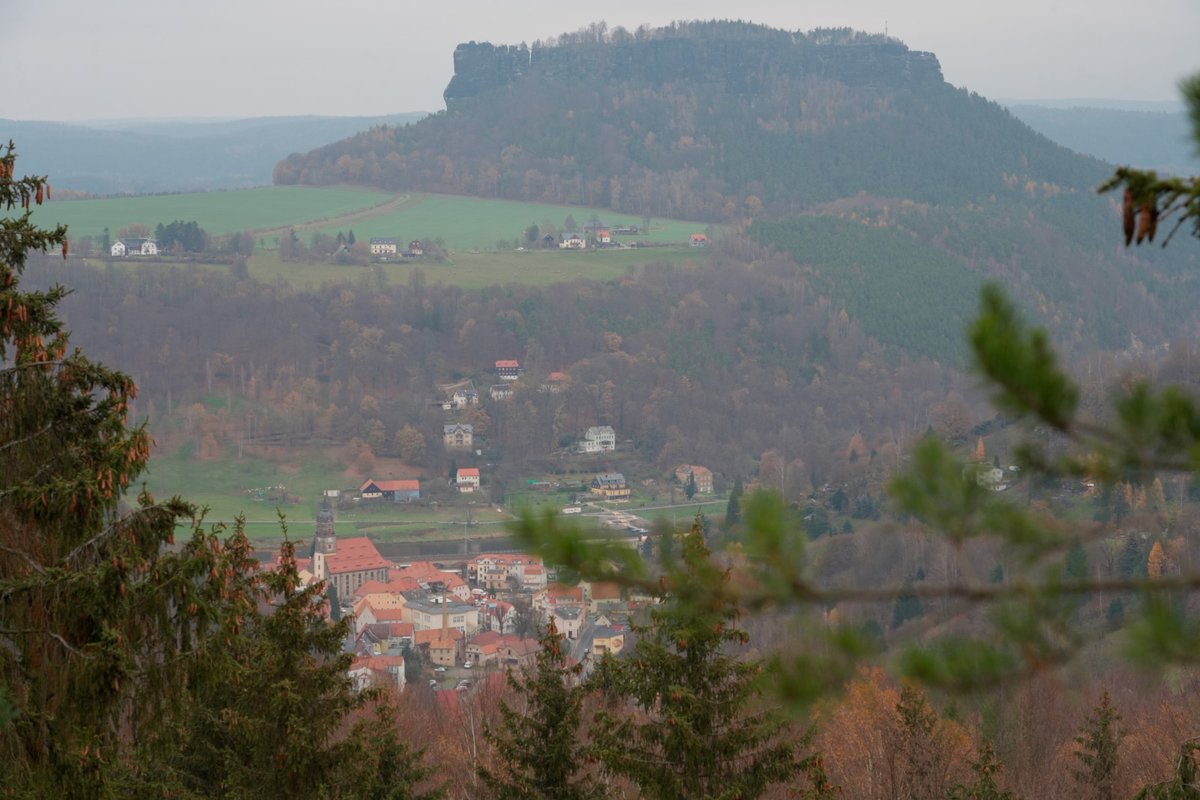 Blick vom Quirl nach Norden über den Ort Königstein und die Elbe auf den Lilienstein. Sächsische Schweiz.