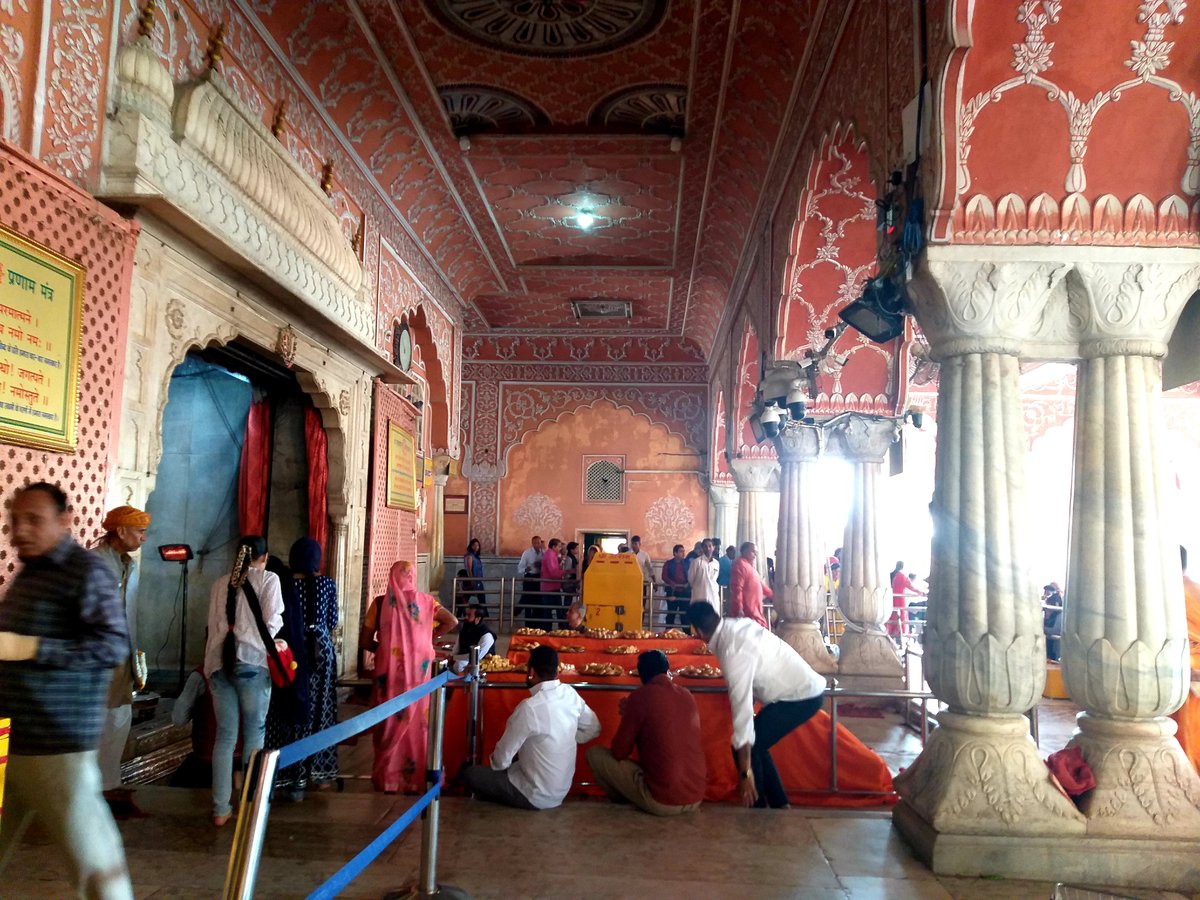 OopaliOperajita's tweet photo. #GovindDev Mandir in beautiful #Jaipur, India.🙏 These #HinduDevotees do not know of the existence of @NYTimes @washingtonpost @economist @TheAtlantic & other vicious publications whose ignorant and audacious reporters dare attack them each day. Their #InnocentFaith drives them. https://t.co/KPCvCvBRL5