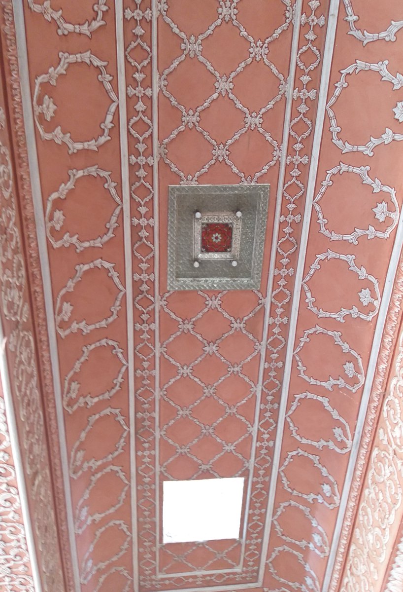 OopaliOperajita's tweet photo. #GovindDev Mandir in beautiful #Jaipur, India.🙏 These #HinduDevotees do not know of the existence of @NYTimes @washingtonpost @economist @TheAtlantic & other vicious publications whose ignorant and audacious reporters dare attack them each day. Their #InnocentFaith drives them. https://t.co/KPCvCvBRL5