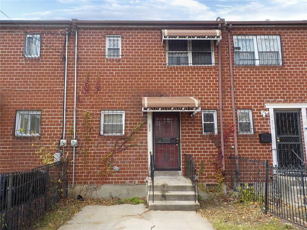FillmoreRE's tweet image. 🔥🏡JUST LISTED: 258 Legion Street, Brooklyn, NY 11212

3 🛏️ Bedrooms, 1+ 🛁 Bathrooms | One Family Home

Call Ken MacBride at 📱718-615-2007 to schedule a private showing!

#BHHSFillmore #JustListed