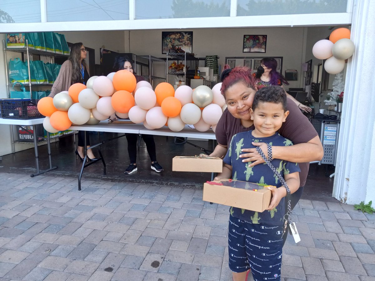 CIFDLA's tweet photo. The @TobermanCenter in San Pedro served families with Thanksgiving baskets ahead of the holiday! Our FamilySource Centers are serving the community throughout LA 💪 https://t.co/YsRpCTFRtR  #Thanksgiving2022 #cifd https://t.co/5zyikNmnKB