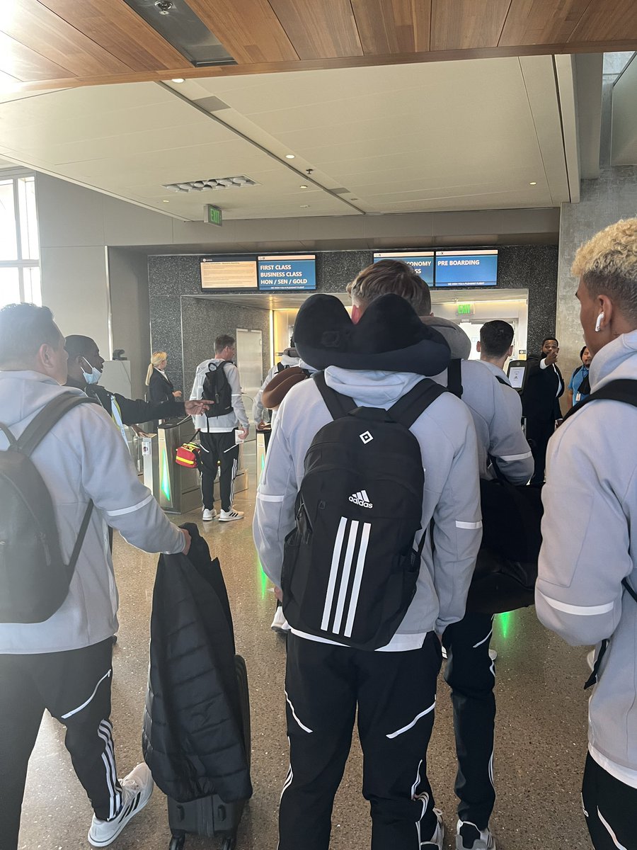 HSV's tweet photo. Boarding-Time. 👩‍✈️

In wenigen Minuten fliegen wir via Frankfurt zurück nach Hamburg. 🛫

#MoinUSA #HSVRoute87 #nurderHSV #BLinUSA https://t.co/o489SYgvmQ