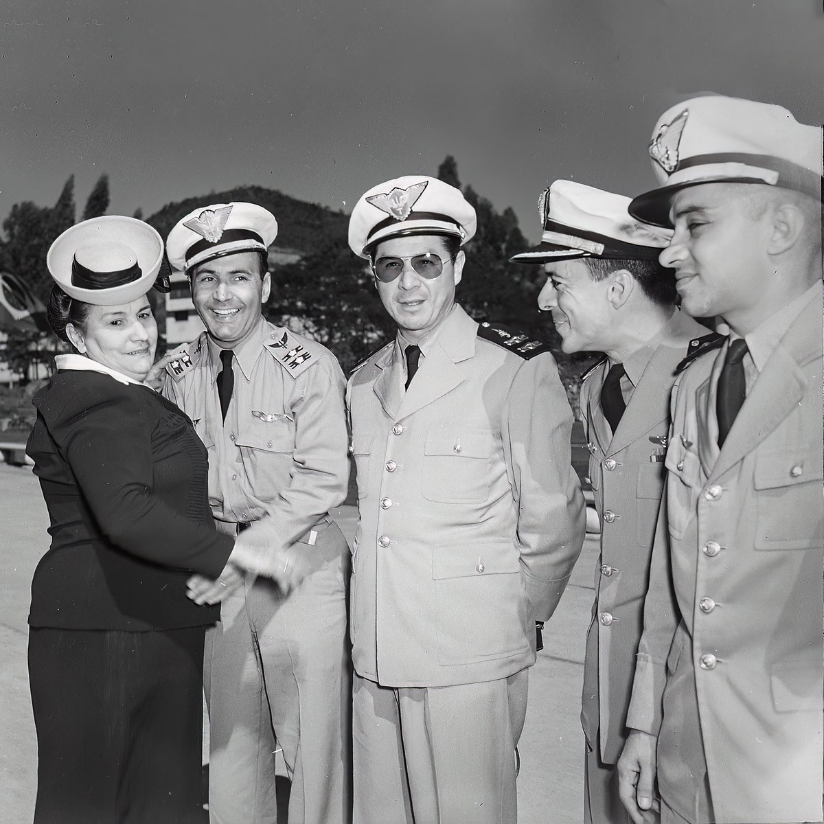 sentandoapua's tweet photo. Nero Moura recebe os cumprimentos de sua mãe, no dia do retorno ao Brasil. Ao lado de Nero estão o Major Beraldo, e os Capitães Pamplona e Sabrosa, Campo dos Afonsos, 1945
#FAB #WWII #historia #Jambock #GrupoDeCaça #SentaAPua #BAAF https://t.co/j4sh0MJtD1