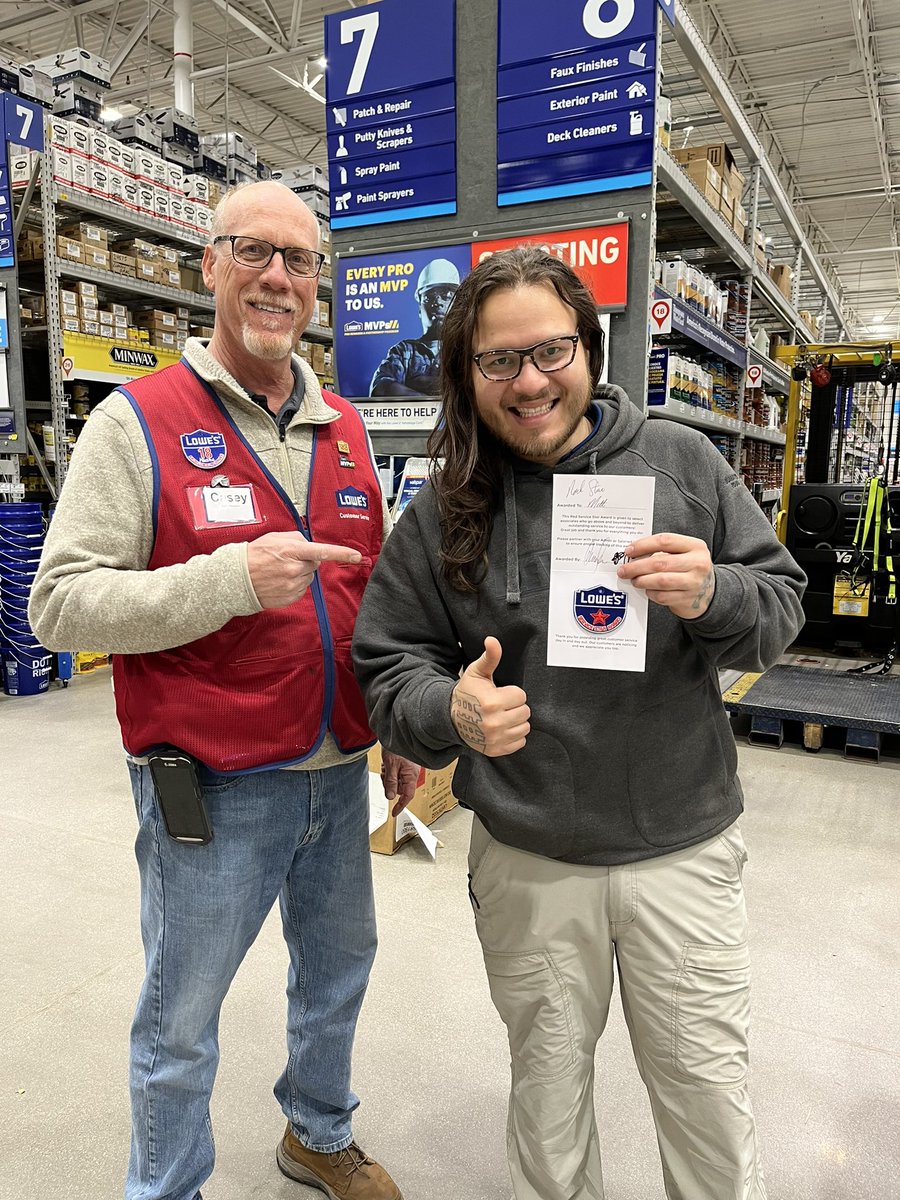 Jeremy43102459's tweet photo. Last stop of the day for todays tour of 899!  Store 113 is ready and we got to recognize Sammy and Matt from MST for all around pitching in and helping the team get ready for this busy weekend!!!   See the rest of the market tomorrow!   @BlueBoxR1 @BenitoKomadina @steveyoung456 https://t.co/oaqviYr0Ua