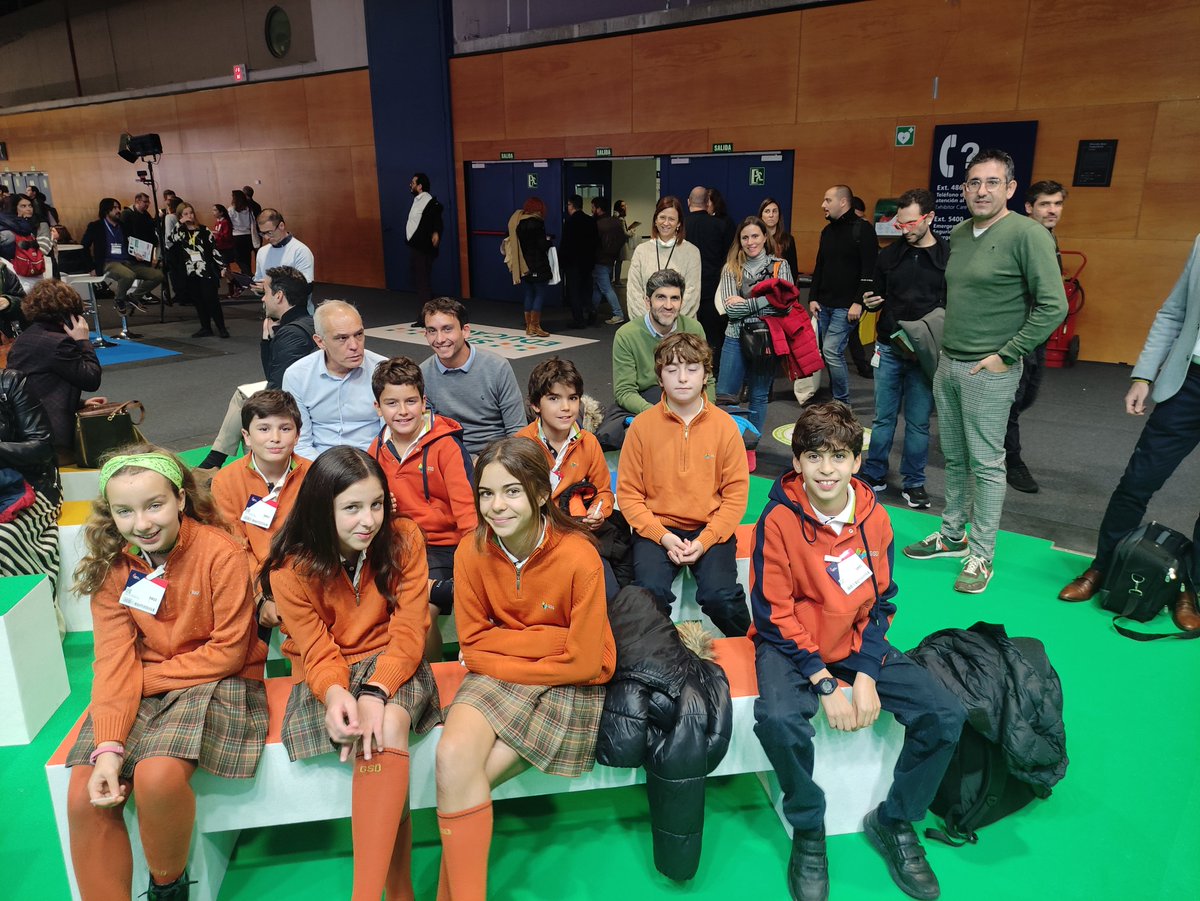 Hoy se inauguraba el SIMO, y allí han estado nuestros alumnos exponiendo sus proyectos con MINECRAFT en el stand de Microsoft. Nuestro agradecimiento <a href="/MicrosoftEduEsp/">Microsoft Educación</a> , <a href="/LydiaMoraG/">Lydia Mora</a> y <a href="/VRS_Trainer/">Víctor Rodríguez</a> .  Si quieres saber más, visita nuestro blog👇
blog.gsdeducacion.com/lasrozas/educa…