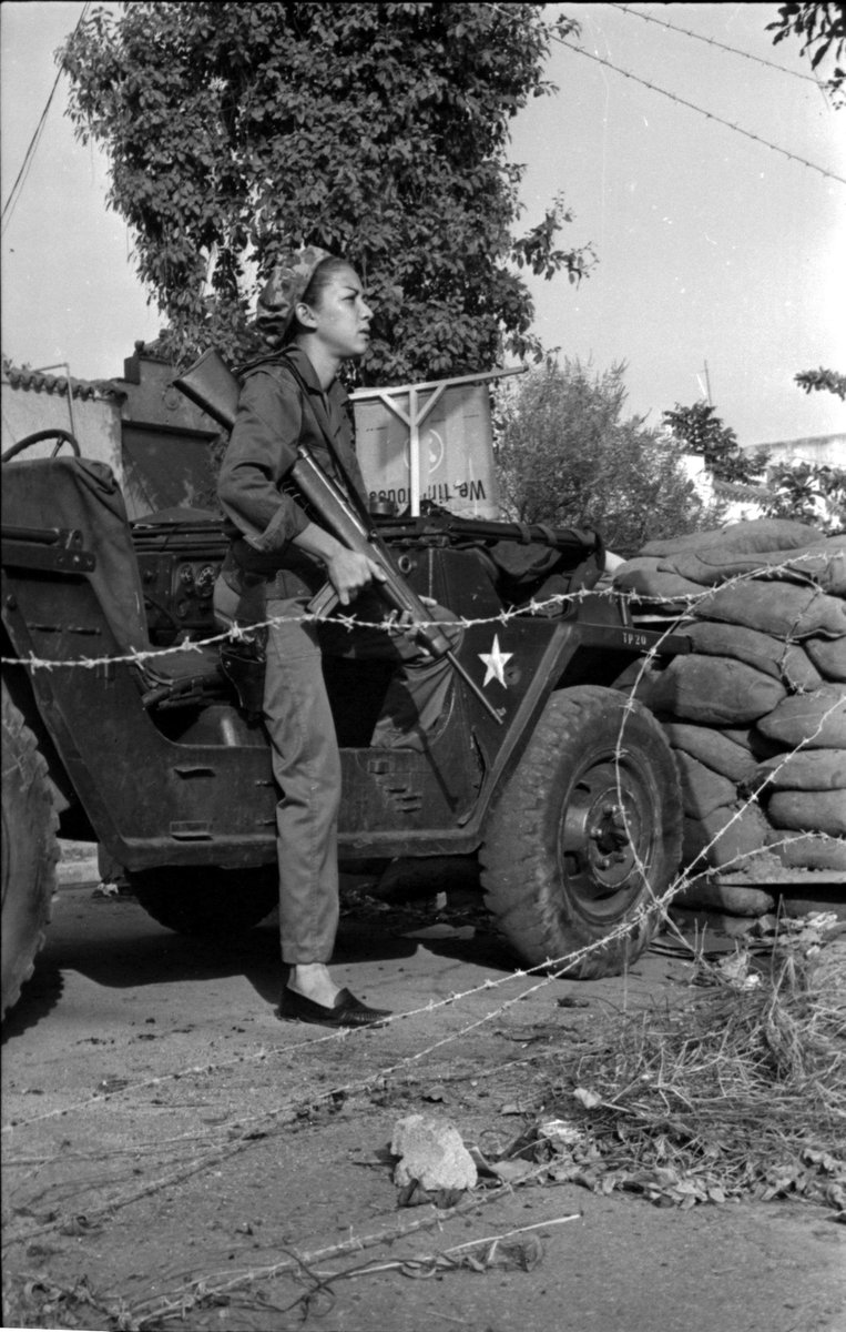 LauraMCamasta's tweet photo. siento que estas fotos deben ser compartidas. 1. "Fotografías de mujeres de la Revolución de Abril de 1965, portando armas. Aparecen imágenes de una joven manejando un jeep militar y posando con una ametralladora durante la ocupación militar norteamericana" https://t.co/jeYI0mt61h