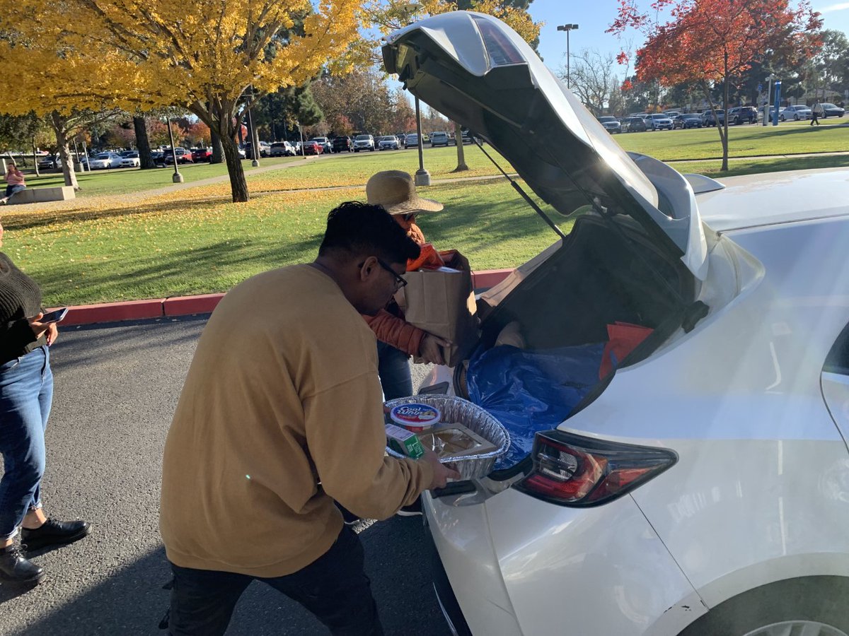 HancockCollege's tweet photo. Hancock students who are single parents are stopping by to pick up a FREE #Thanksgiving turkey and meal fixings. 

This year's  turkey drive was made possible by generous donations from Hancock faculty, staff, administrators, and AHC Foundation donors. #changingtheodds https://t.co/oyG1HJdqKp