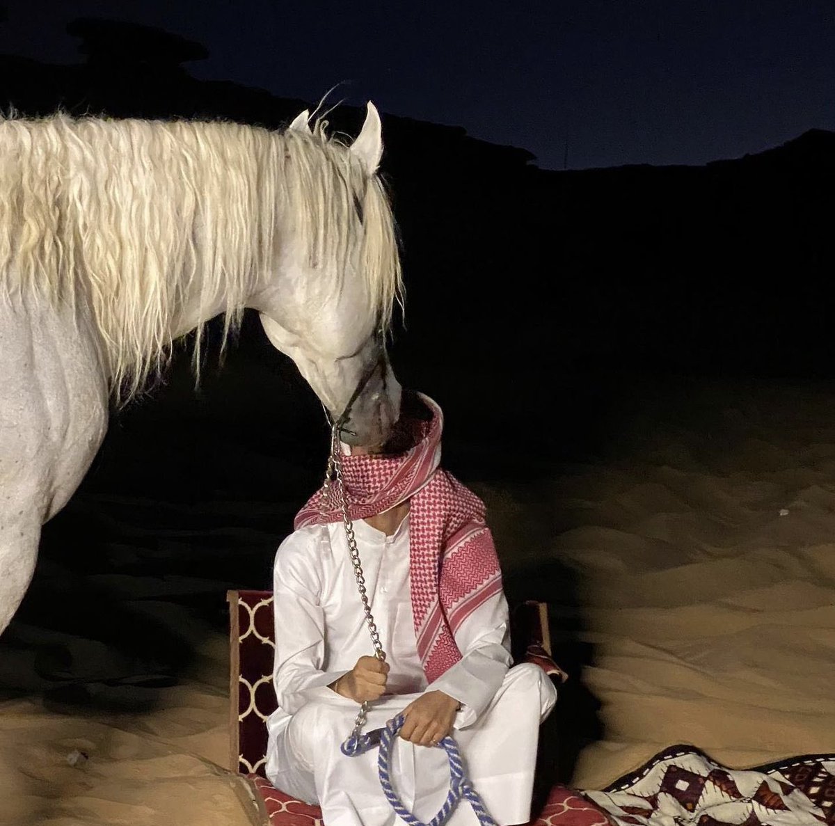 Y5BiK's tweet photo. "مبسمك ضيّ القمر وعيُونك أول أوطاني " https://t.co/pK8GIiFuQP