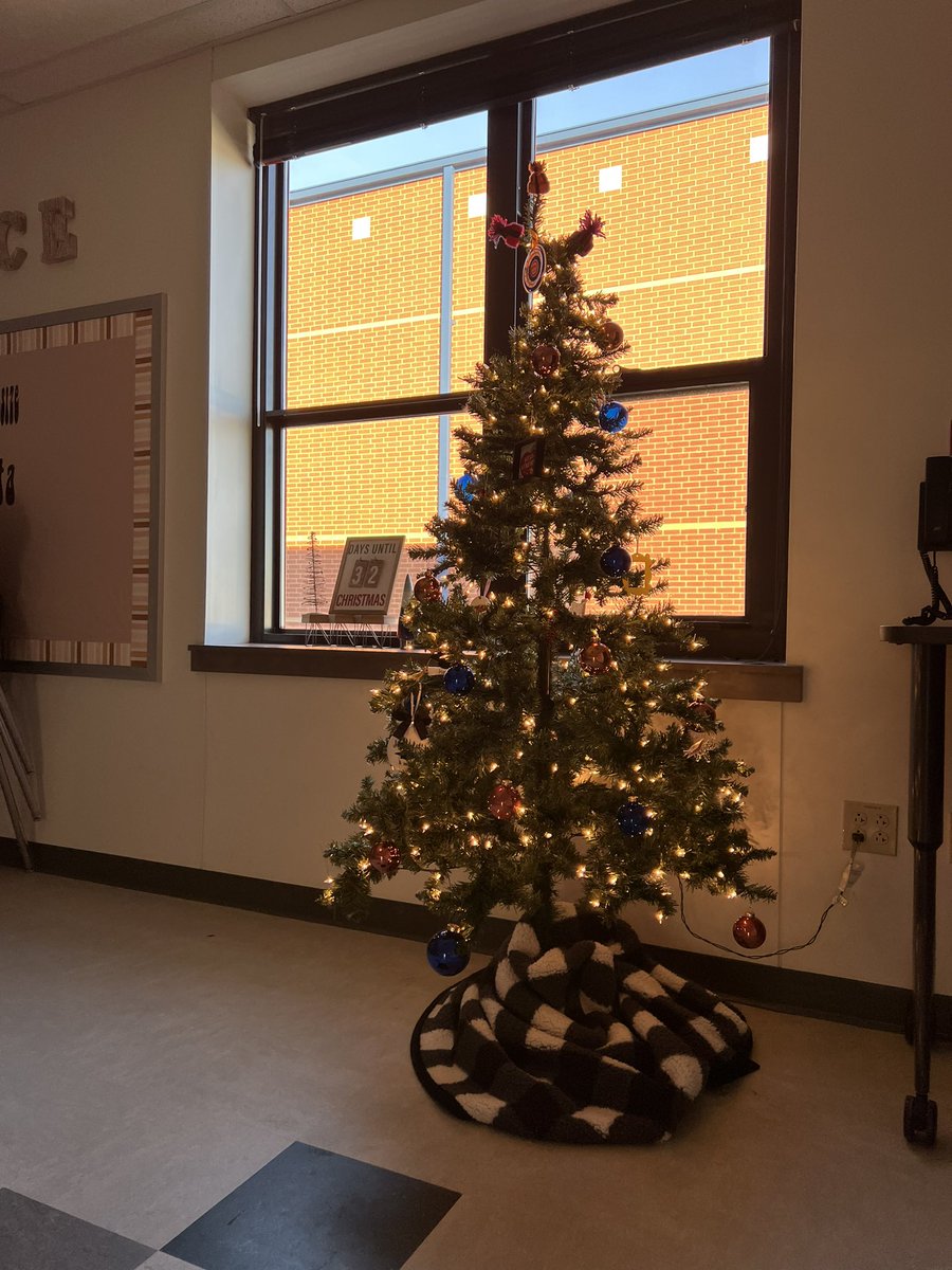 mshannahpech's tweet photo. Getting in the holiday spirit today … sorry Thanksgiving https://t.co/u6QuTt8KWX