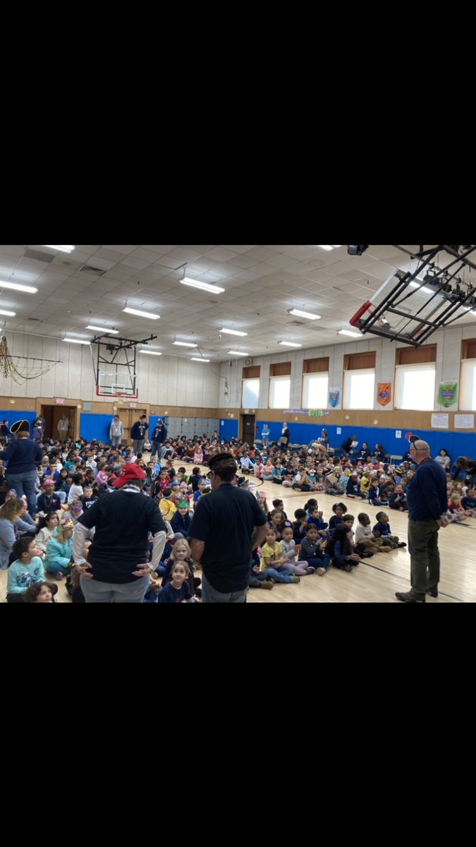 FromVicToFit's tweet photo. Putnam’s Pirate Pride Pep Rally! So excited to celebrate the crew’s mission and vision of being first mate learners who are respectful, responsible and safe! #putnampride #meridenproud #pbis #universalpractices #wholechildsuccess @Enza970 @MeridenK12 @SullivanKowalsk https://t.co/sXeTFOfkCK
