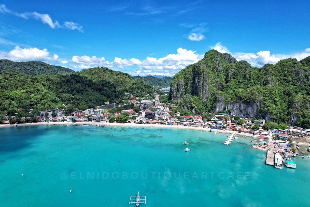 Eᒪ ᑎIᗪO TOᗯᑎ, ᑎEᔕTᒪEᗪ ᗷETᗯEEᑎ ᒪIᗰEᔕTOᑎE ᑕᒪIᖴᖴᔕ ᗩᑎᗪ ᕼIᒪᒪᔕ.  GᗩTEᗯᗩY TO ᗩᒪᒪ TᕼOᔕE ᗩᗰᗩᘔIᑎG Iᔕᒪᗩᑎᗪᔕ ᗩᑎᗪ ᗷEᗩᑕᕼEᔕ.
#Islandhopping #elnidotown #ELNIDO 
🇵🇭 #palawan @palawantourism_ <a href="/elnidotourism/">El Nido Tourism</a>