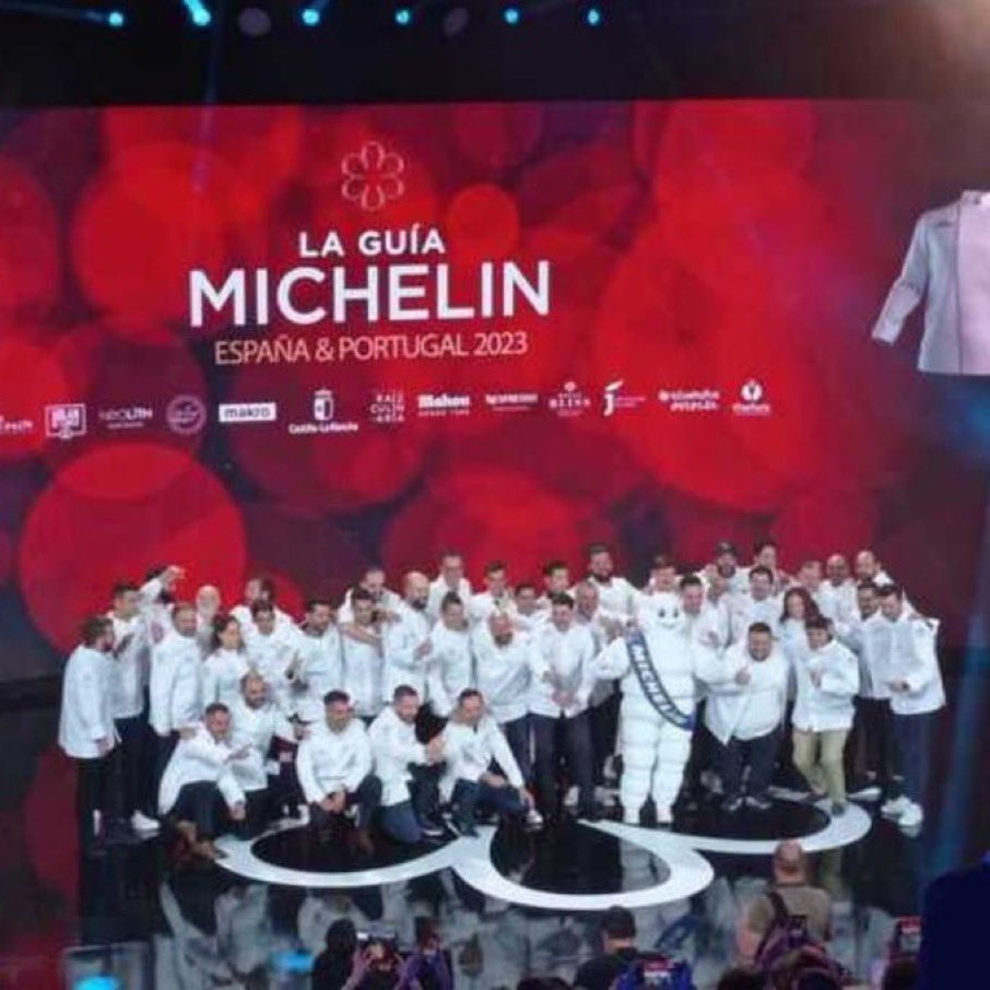 No se le ve, pero en esta foto hay un murciano. Enhorabuena a <a href="/JuanGuillamon/">Juan Guillamón</a> por su incorporación al club de las estrellas 🌟 murcianas.