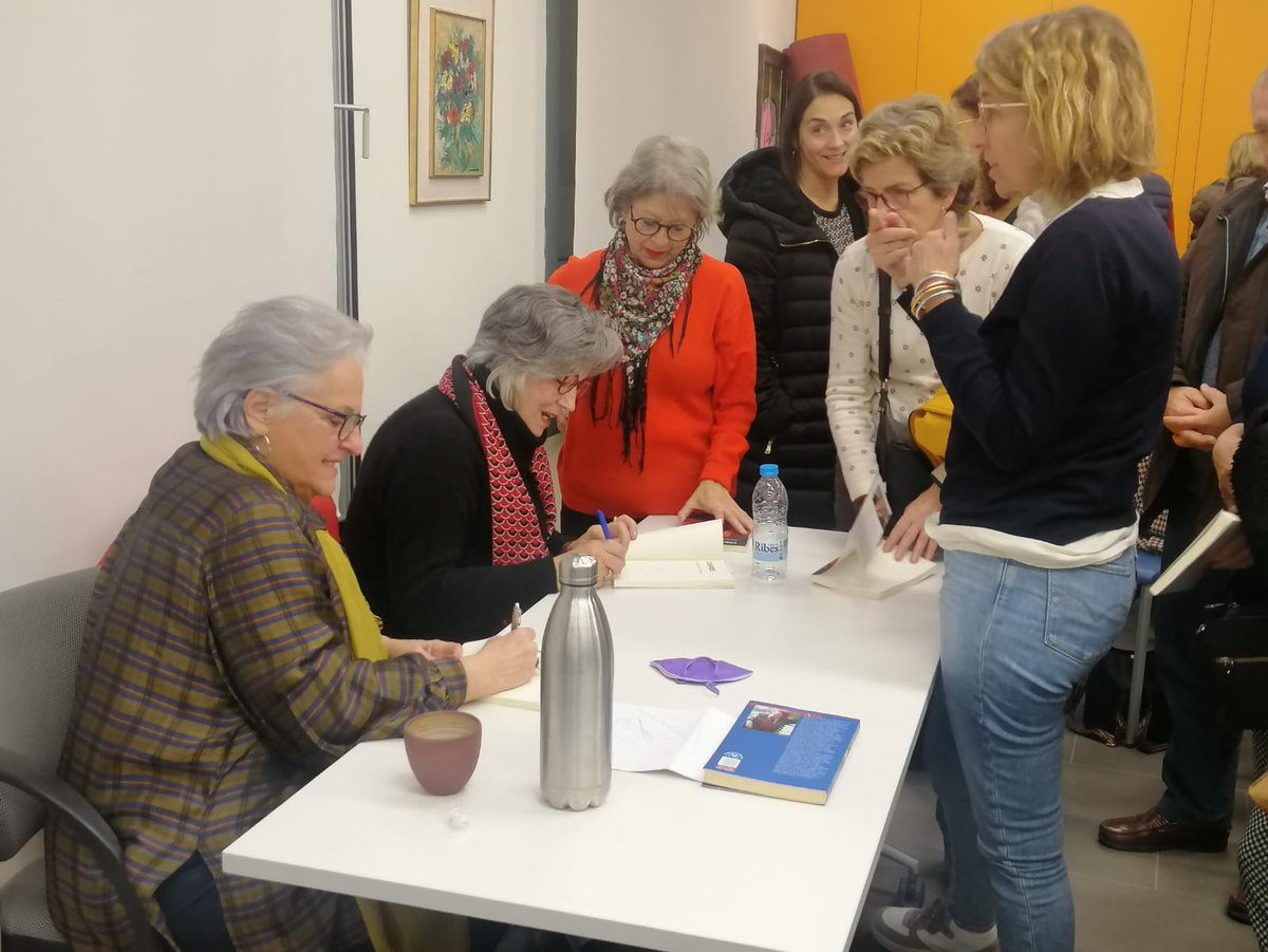 En Sant Just Desvern unha festa da literatura e a sororidade, con María Luisa Abad poñendo a súa catalanidade a prol das escritoras e das feministas galegas. Gracies! (o teclado non me permite usar a tilde debida...) 💜💜💜💜💜#Cobardes  <a href="/BelaguaEd/">Belagua Ediciones</a>.  Grazas Edurne <a href="/VivirGalicia/">Edurne Baines</a>!