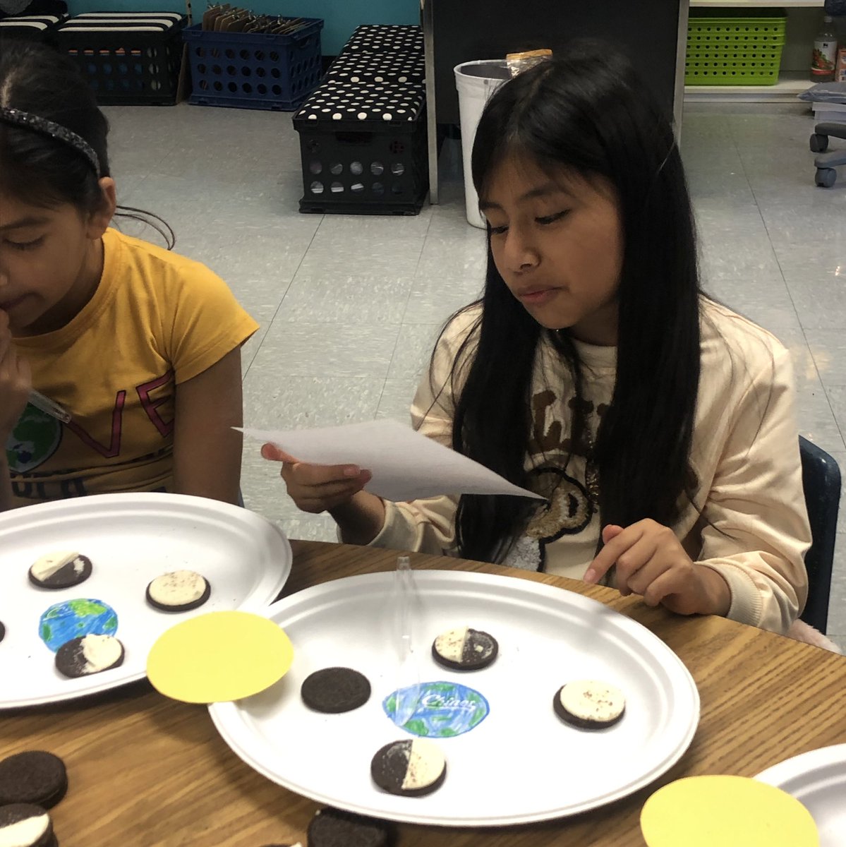 MTrue814's tweet photo. Science was delicious today! Understand and investigate the causes of the moon phases ✔️ @Adeline04998878 #shineone #mlls #elementaryells #esol #4thgradescience @SCESStars https://t.co/p1bIaVsAwk