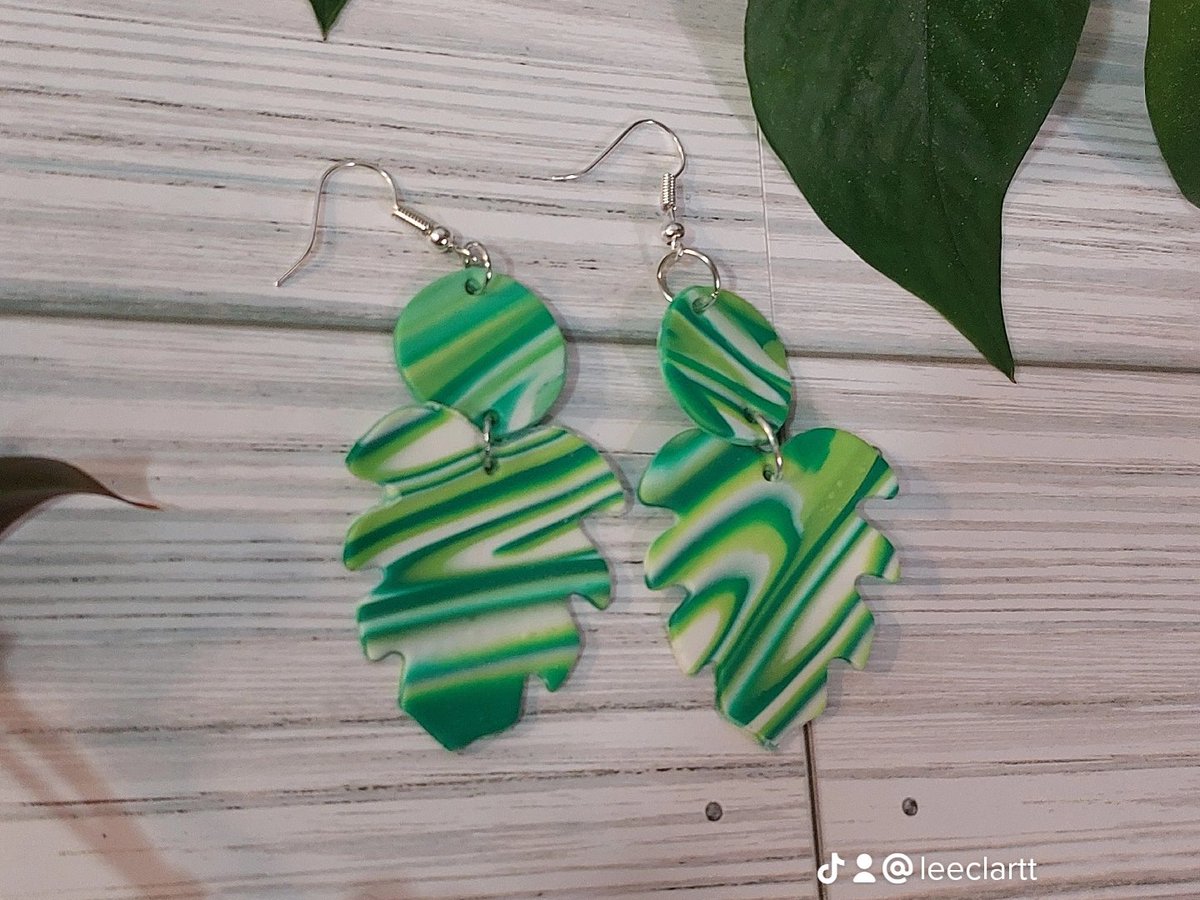 Adorable monstera earrings now 20% off with my black Friday sale!! Check them out handmade with clay!! etsy.com/shop/Leeclart