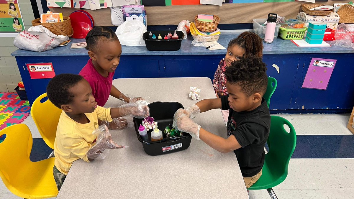 Mrs. Hellmuth and Miss. Price’s students tie-dyed t-shirts for their clothing unit they have been learning about! So messy, but so fun!! #NNPSProud #prekrocks