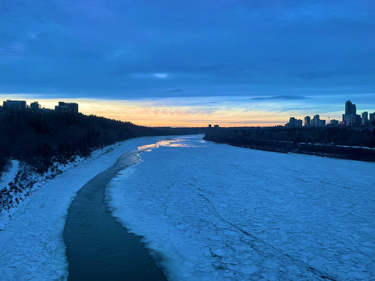 SingleYegChick's tweet photo. Heading homeโฆ. River is very much iced overโฆ except for that little strip of water that seems to stick around all winter. #yeg #YegRiver #Winter #FrozenRiver #EarlySunSet 4:35pm. https://t.co/KCjrtBDvKi