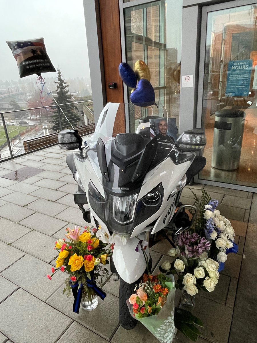 BvuePD's tweet photo. Many have asked where they can pay their respects to Ofc. Jordan Jackson. This memorial is set up at Bellevue City Hall (450 110th Ave NE) on the second level outside the police lobby.  Thank you all for your kind words and support through this incredibly difficult time. https://t.co/QckMc99Lse