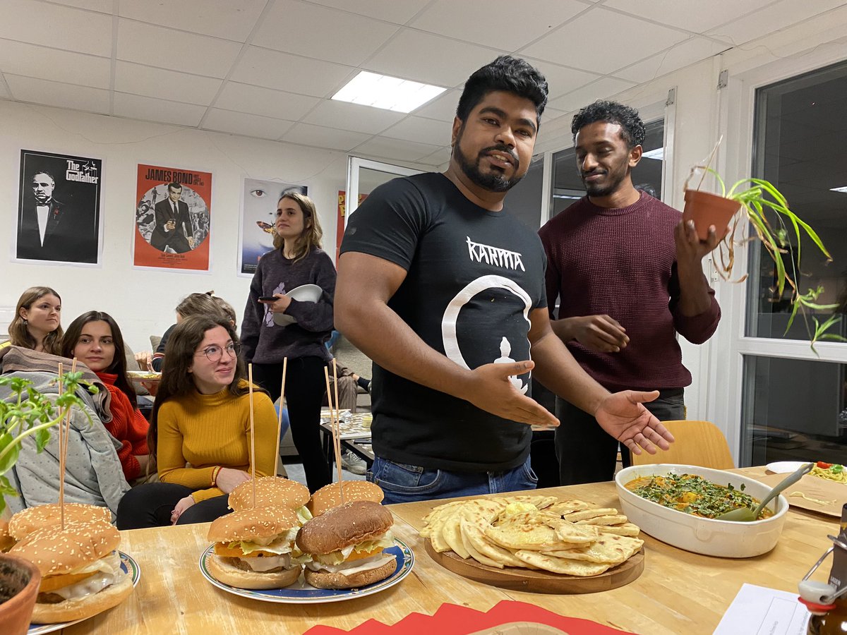 GabrielaBCortes's tweet photo. More days likes this…. more gorgeous people like these….More dinners like the one tonight… #FoodContest #studentdorm #unili #unilidorm #chickencurry #lemonpesto #hamburger #enchiladassuizas #Liechtenstein https://t.co/YWn9J3OyJF