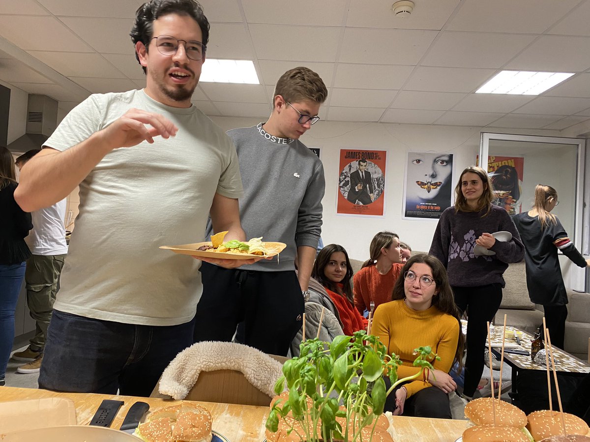 GabrielaBCortes's tweet photo. More days likes this…. more gorgeous people like these….More dinners like the one tonight… #FoodContest #studentdorm #unili #unilidorm #chickencurry #lemonpesto #hamburger #enchiladassuizas #Liechtenstein https://t.co/YWn9J3OyJF