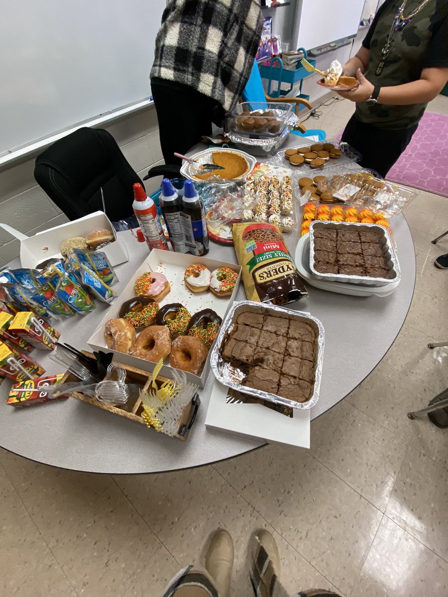 Another “Friendsgiving Feast” with 23 of my favorite friends! Turkey, mashed potatoes, corn,  gravy etc…even had some delicious egg rolls this year! Loved hearing everything the kiddos are thankful for this year! #bestdayever <a href="/OakPark_NPSD/">Oak Park Elementary School</a> <a href="/Mr_Jon_Winkle/">Jonathan Winkle</a>