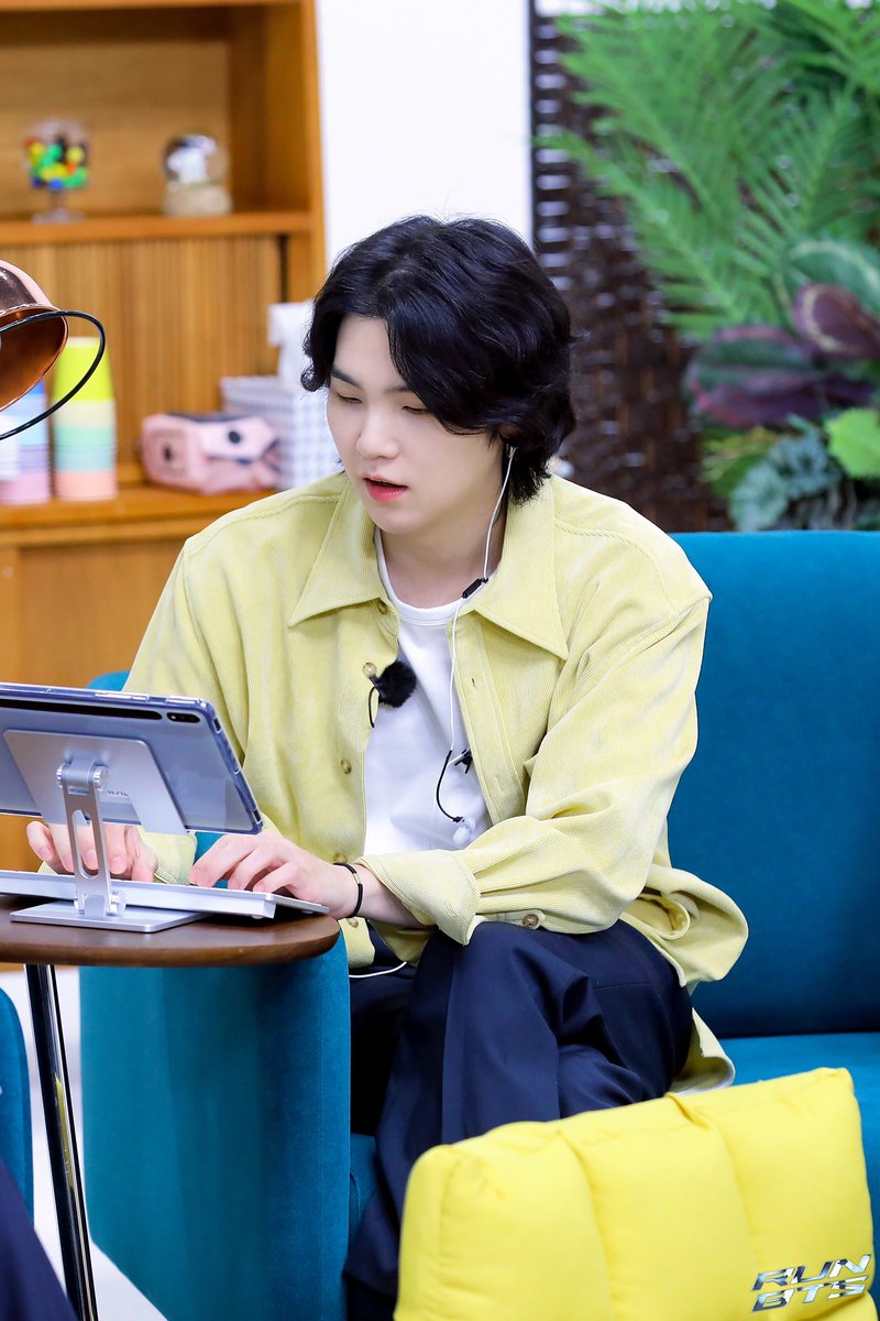 BTSpics_updates's tweet photo. [Behind Cut] (1)
Run BTS! 2022 Special Episode - ‘RUN BTS TV’ On-air Part 1 Preview 🎬

📆Nov 22nd 9PM (VLive) 11PM (YouTube)

Kim Namjoon (RM)
Kim Seokjin (Jin)
Min Yoongi (SUGA)
Jung Hoseok (j-hope)

#BTS #RunBTSTVOnAir #RM #JIN #SUGA #JHOPE #남준 #진 #슈가 #제이홉 #방탄소년단 https://t.co/kzDGzfWDHU