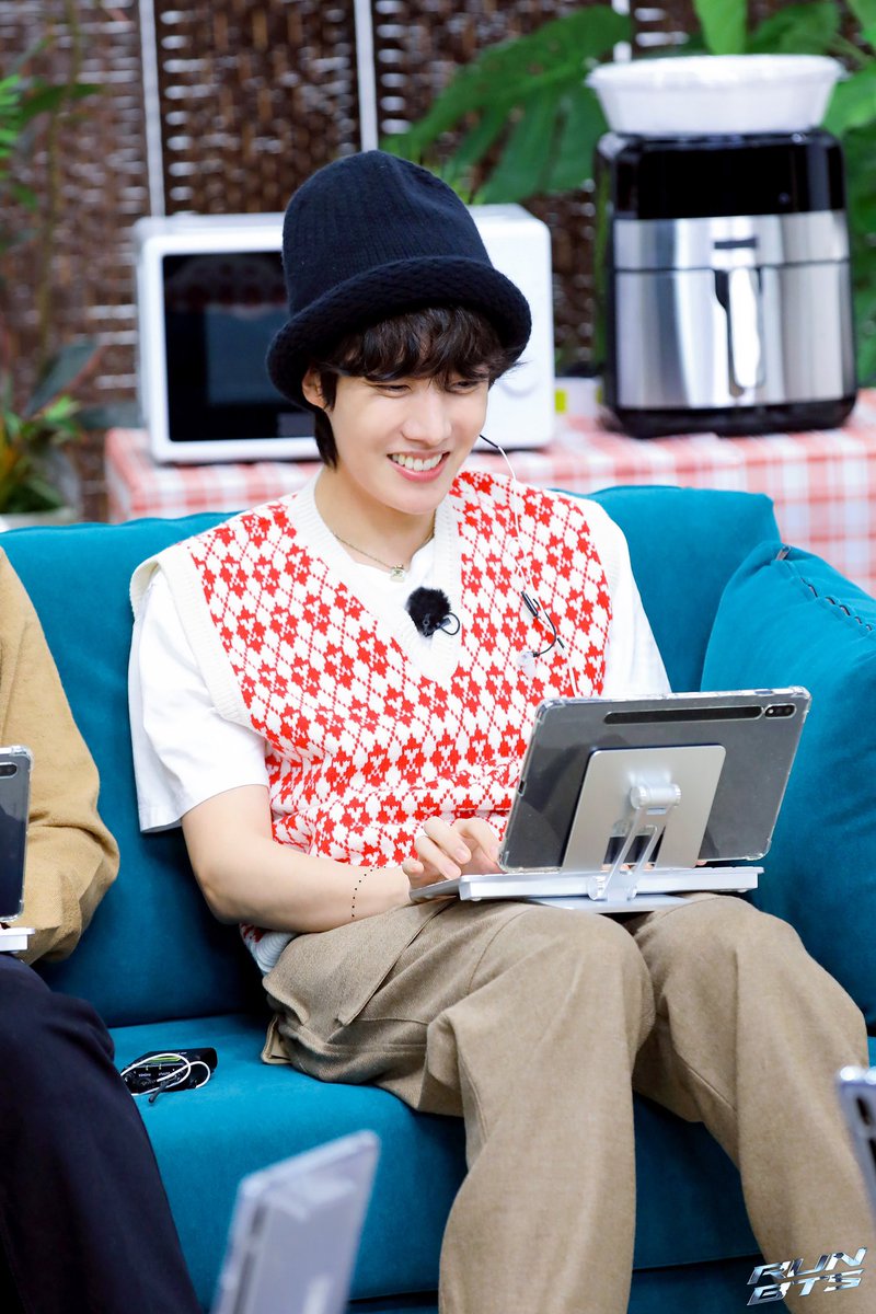BTSpics_updates's tweet photo. [Behind Cut] (1)
Run BTS! 2022 Special Episode - ‘RUN BTS TV’ On-air Part 1 Preview 🎬

📆Nov 22nd 9PM (VLive) 11PM (YouTube)

Kim Namjoon (RM)
Kim Seokjin (Jin)
Min Yoongi (SUGA)
Jung Hoseok (j-hope)

#BTS #RunBTSTVOnAir #RM #JIN #SUGA #JHOPE #남준 #진 #슈가 #제이홉 #방탄소년단 https://t.co/kzDGzfWDHU