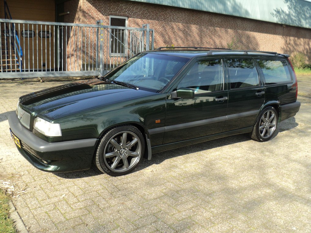 MrGamingH's tweet photo. @CaffandMac @philmcgovern Money no object, it would have to be Audi R18 LMP1 (track car). Koenigsegg Agera RS (Road legal monster). Volvo 850r (Daily) https://t.co/I0m5T7g0CX