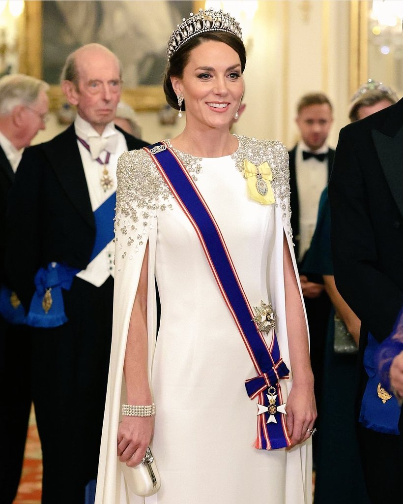 colourandimage's tweet photo. Her first state dinner in her new #royal role as the #princessofwales Kate wore a caped gown by @jennypackham and The Lovers Knot tiara that was a favourite of #princessdiana #katemiddleton #duchessofcambridge
 #personalstylist
#stylingthenation
#cork https://t.co/8uGe5UfLQF