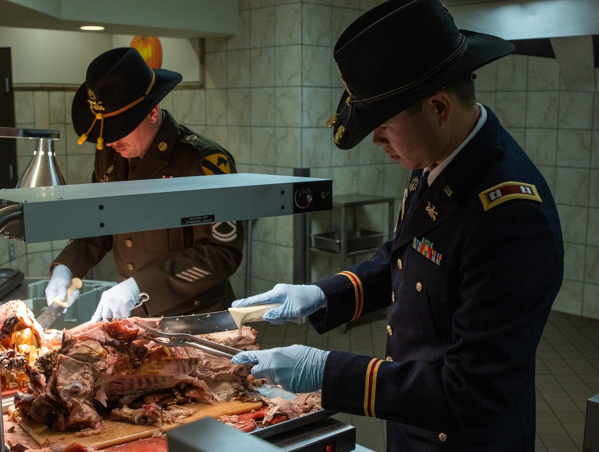 1stCavalryDiv's tweet photo. Today, #FirstTeam leaders served lunch to their Troopers at dining facilities in celebration of Thanksgiving.

Congratulations to the Theodore Roosevelt Dining Facility team for winning the garrison wide competition! 

 #WhyWeServe | @3dUSCAV| @iii_corps https://t.co/qjFiC1eSgD