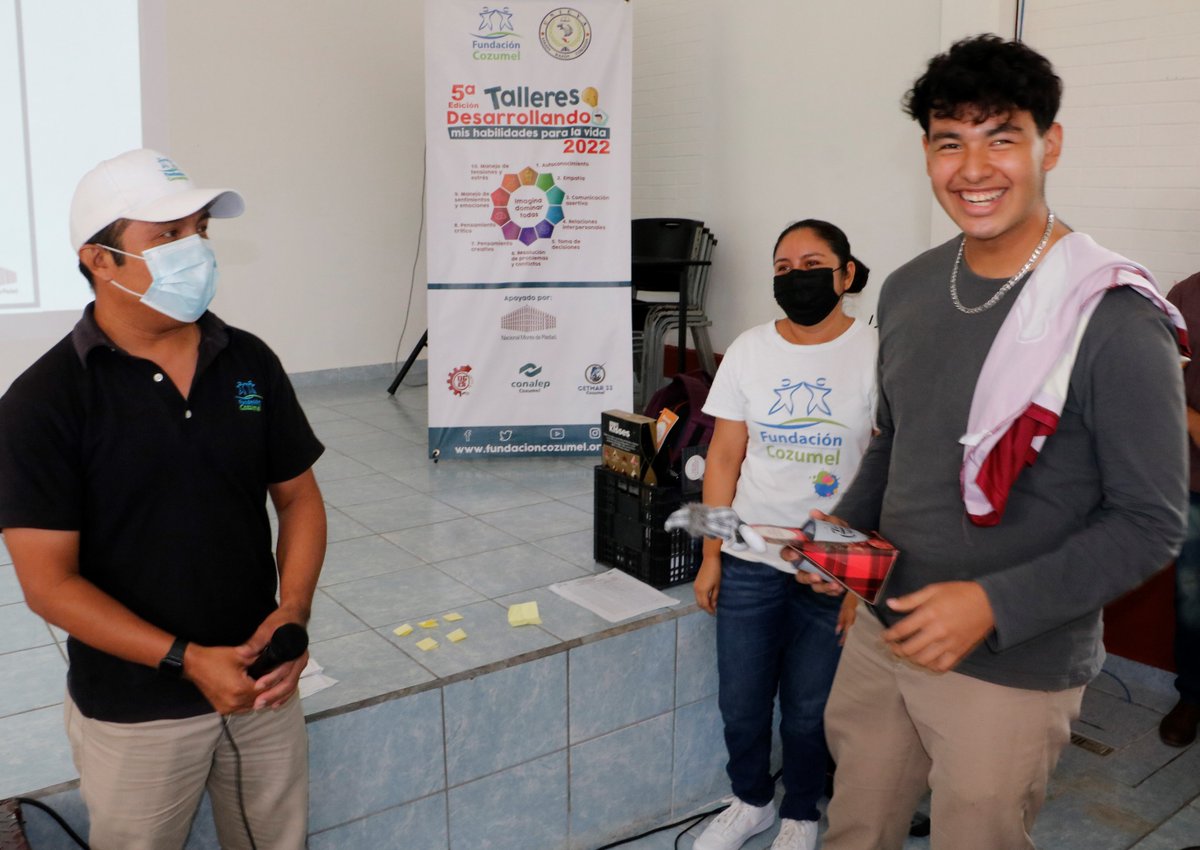 fccozumel's tweet photo. Entregamos premios a jóvenes participantes en los talleres DHpV 5ta edición en el #CBTIS28
Poryecto en alianza con la #Unicva y gracias al apoyo de @NMontePiedad Muchas felicidades a todos los jóvenes entusiastas que se formaron con nuestro programa de Educación Comunitaria. https://t.co/ZE1sDjh7mt