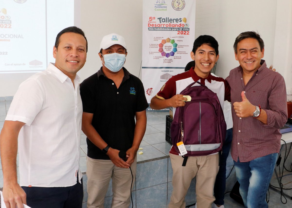 fccozumel's tweet photo. Entregamos premios a jóvenes participantes en los talleres DHpV 5ta edición en el #CBTIS28
Poryecto en alianza con la #Unicva y gracias al apoyo de @NMontePiedad Muchas felicidades a todos los jóvenes entusiastas que se formaron con nuestro programa de Educación Comunitaria. https://t.co/ZE1sDjh7mt