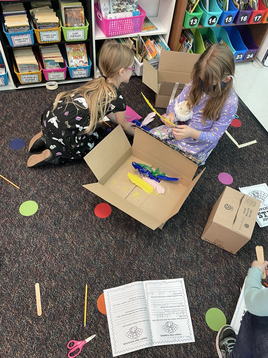 RookerGrade2's tweet photo. Hard at working making turkey traps #howtocatchaturkey #STEAM @HorizonElem https://t.co/mxqmkfQuL0
