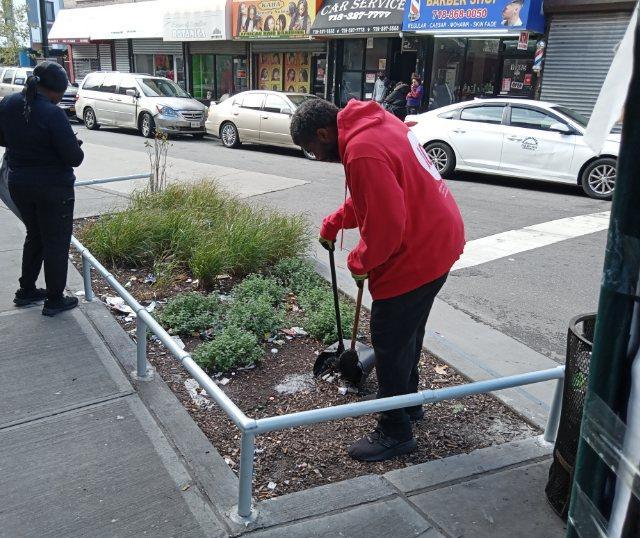 aceprogramsny's tweet photo. ACE Crew is proud to partner with @CMBrooksPowers to keep the sidewalks and streets in #FarRockaway #Queens looking clean and beautiful! #cleannyc https://t.co/CUPyOTKqVg