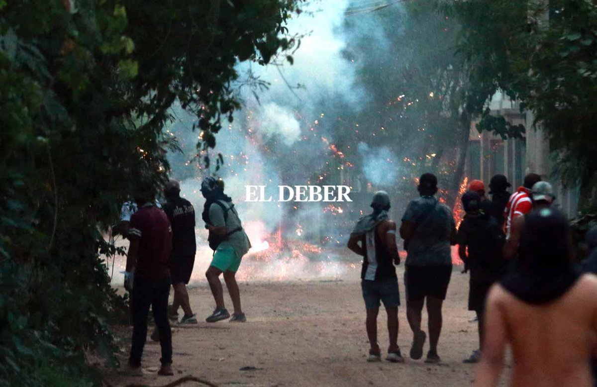 grupoeldeber's tweet photo. Imágenes de la violencia que se sucitó la tarde de este martes 22 de noviembre en la Radial 19. Se habla de heridos, pero no se ha confirmado la cantidad. Vecinos de los condominios de la zona están en alerta. 📷Jorge Ibáñez #Paro #Censo #Día32 https://t.co/Tljs5m7oGp