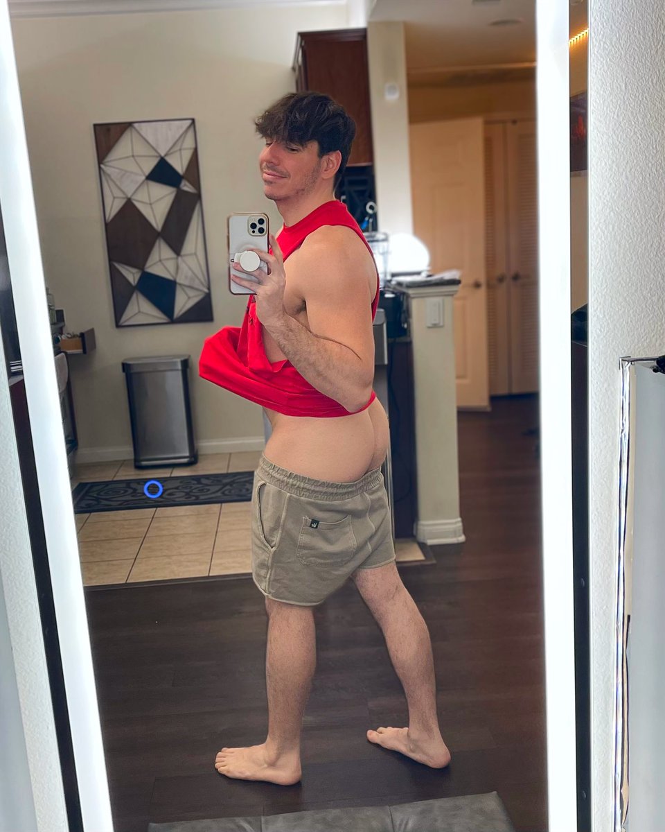 onlymikedavid's tweet photo. Rt for some dessert 🎂 https://t.co/dtq22zVKqu