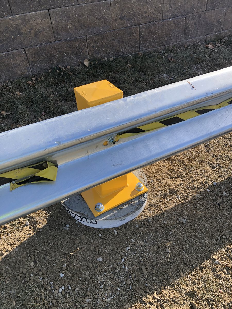 ctefft1's tweet image. More on the 72/Blondo guardrail:  "Looks to be on city property" but city group that does guardrails etc did not put this in. Uh Oh...looks like there is either an illegal install or we have city departments who aren't working well together.
#playnice #permits #installationerror