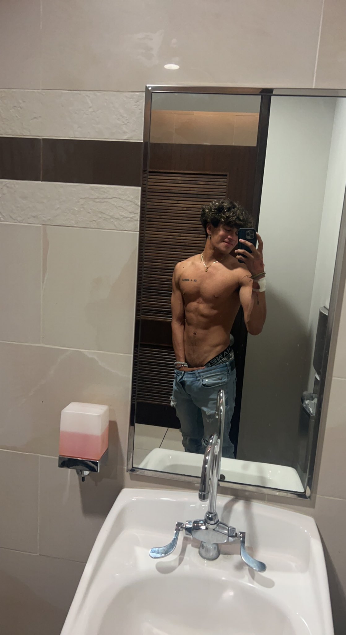 EDDIE FREE ONLYFANS on Twitter "Who wants to hit cardio with me ? 😼