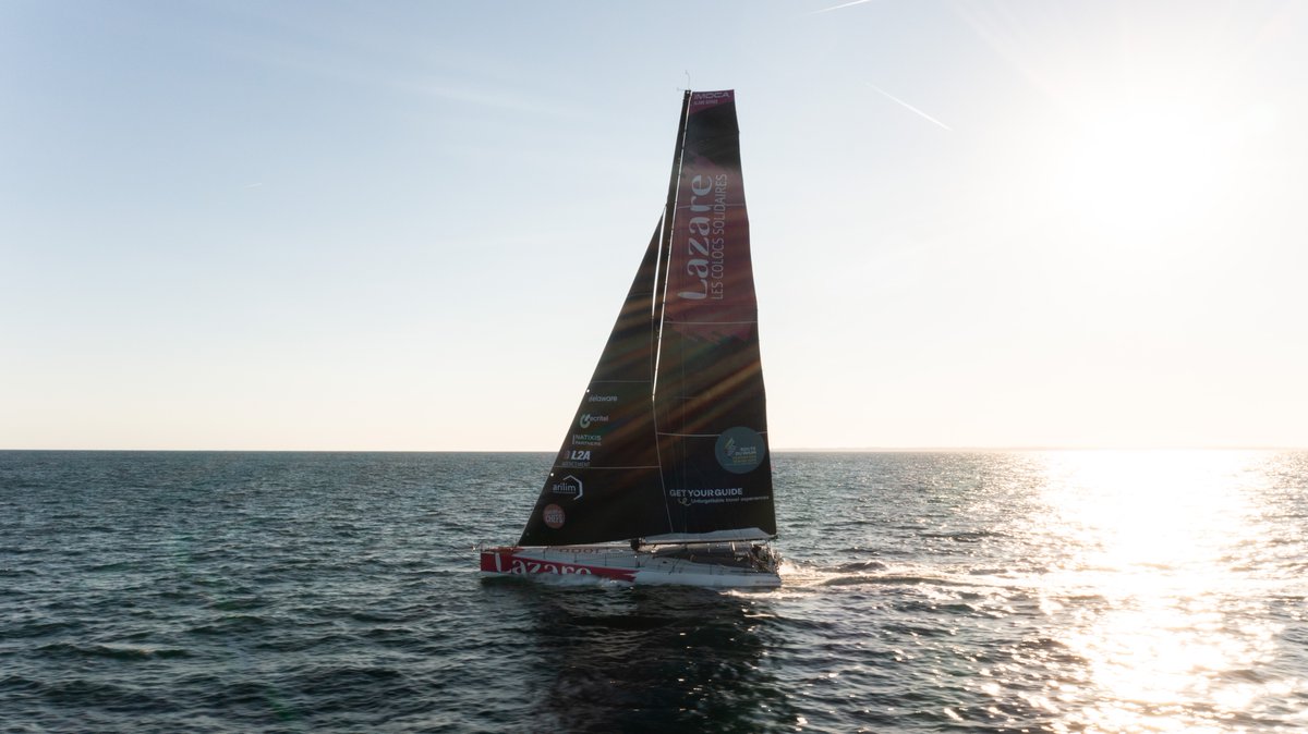 IL L'A FAIT !! Tanguy vient de terminer sa 1ère @RouteDuRhum🤩 Il aura fait briller les couleurs de Lazare durant 13j, 10h et 43min sur l’Océan Atlantique. Aux termes d’un final haletant, il signe une magnifique 13ème place et peut être fier de lui ! 🙌😁