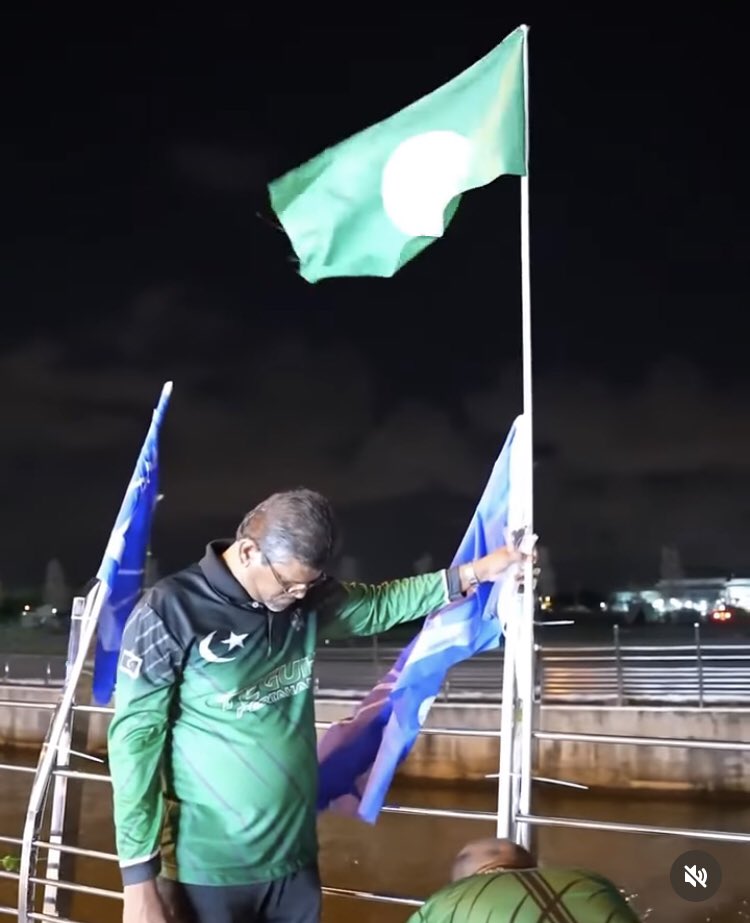 WanNrdin's tweet photo. Walaupun dgn sentimen perkauman di negeri2 ‘progresif’ lain, hubungan kaum kekal harmoni di negeri PAS. Pelik.

Doesn’t it naturally follows that PAS, parti ekstrim &amp; rasis tu sepatutnya yg pertama ambil peluang bila berlaku racial unrest macam 13 Mei? https://t.co/ErucwJKUHf