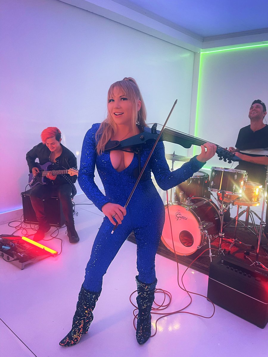 iamjasminecrowe's tweet photo. Had a blast on set today for @RomedaLuce’s new upcoming music video 🎻🎉💖 Had an inspiring time arranging and playing the strings on this bop! Of course you can’t glimmer without sequins 🤘🔥🌟😉💋  #violinist #musicvideo #sequins https://t.co/YcawoH6bTV