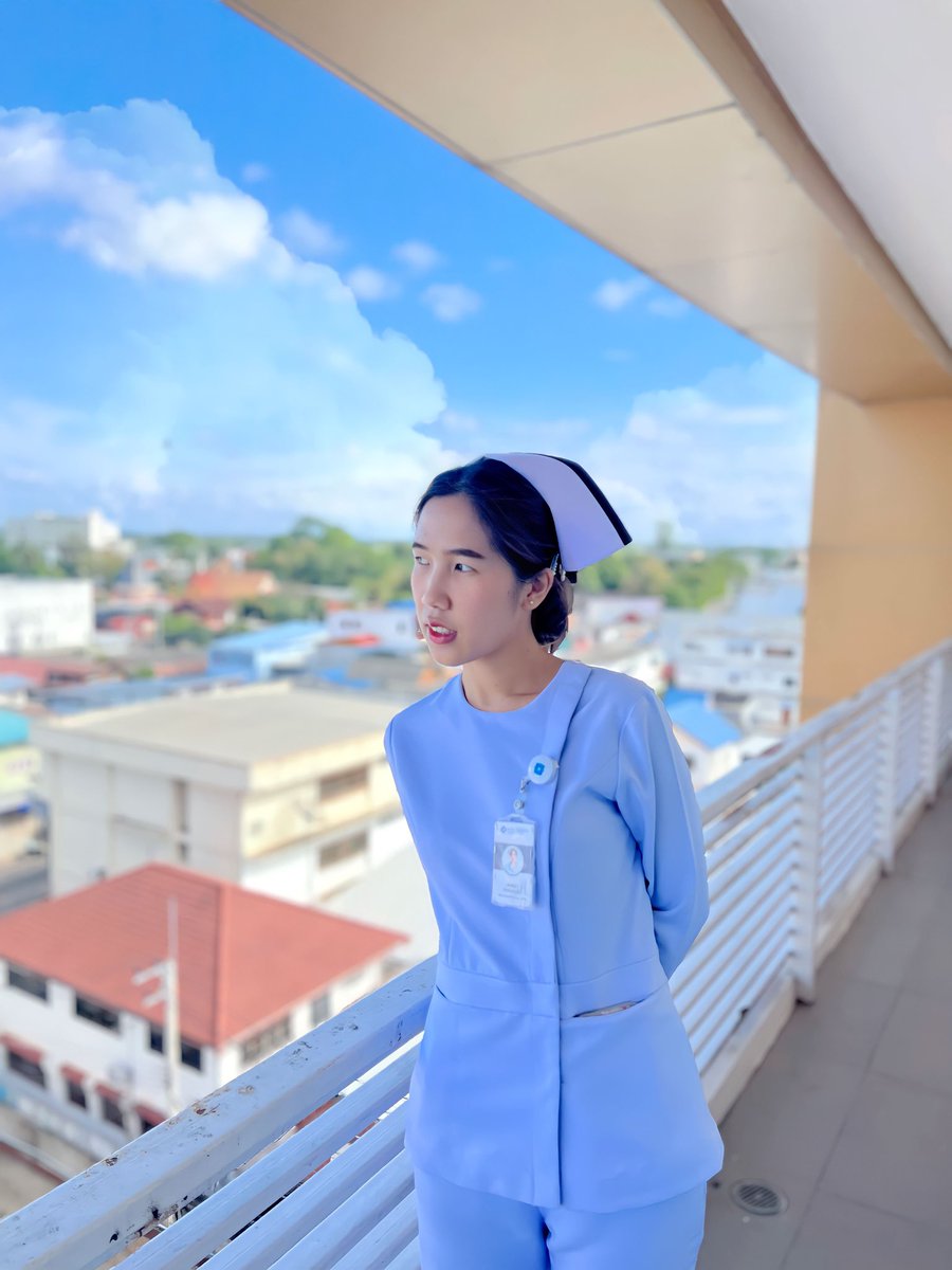 January47917821's tweet photo. บ่แม่นหมอ แต่กะดูแลใจได้อยู่เด้อ😂💉 #พยาบาล #พยาบาลฮา https://t.co/yj6CSqSHfd
