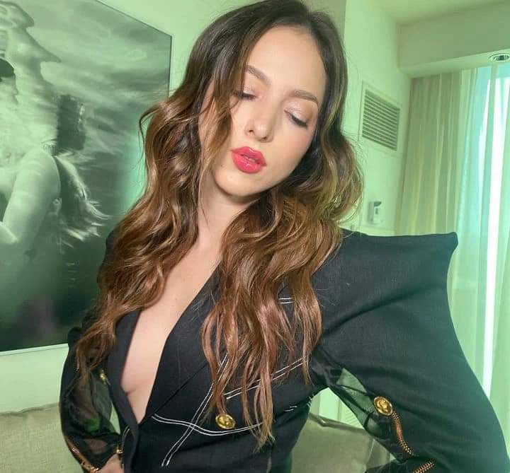 erickcxbeck1's tweet photo. EL JUEVES 24 Y VIERNES 25 TODA LA #FanFamilia lista aquí aquí #Twitter eeeh 💙👑
Una reina cumple años esta semana 🌹👑❤🥰🚀 https://t.co/s8osrevCr6