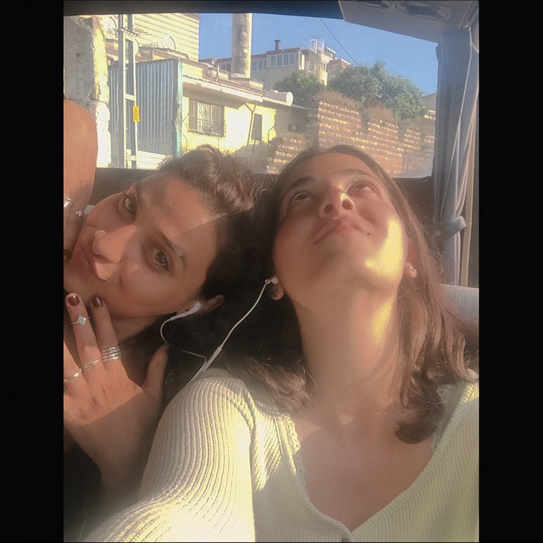 In The Swimmers, real-life sisters Nathalie and Manal Issa play the inspirational sibling duo, Yusra and Sara Mardini – and you can definitely feel the sisterly love

now streaming on Netflix