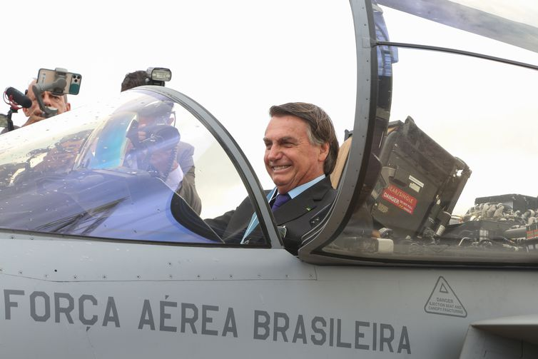 foIha_sp's tweet photo. URGENTE: Jair Bolsonaro rouba avião da FAB e joga míssil de ovos teleguiados na casa do ministro Moraes https://t.co/ooTGDJzavm