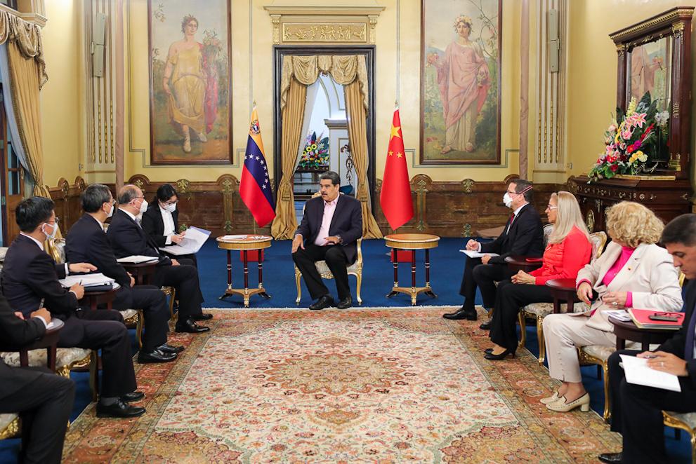 NicolasMaduro's tweet photo. Recibí en el Palacio de Miraflores la grata visita de Qiu Xiaoqi, Representante Especial del Gobierno de China, para Asuntos de América Latina y el Caribe. Las relaciones bilaterales entre ambas naciones se fortalecen y continúan en franca profundización por la cooperación mutua. https://t.co/c9aq6Mw19L
