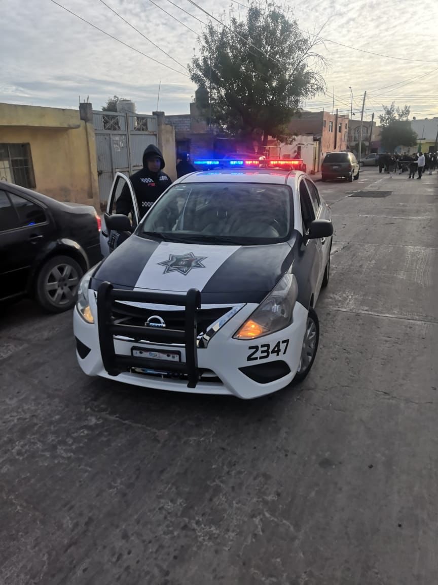 DMSPDGO's tweet photo. Reforzando la seguridad y prevención a través de visitas a los comités de seguridad, así como recorridos de vigilancia, Policía Municipal por medio de Vinculacion Social atiende a las familias duranguenses conservando una casa 🏡 segura y ordenada.
#ContigoDurango https://t.co/ukSziPcmax