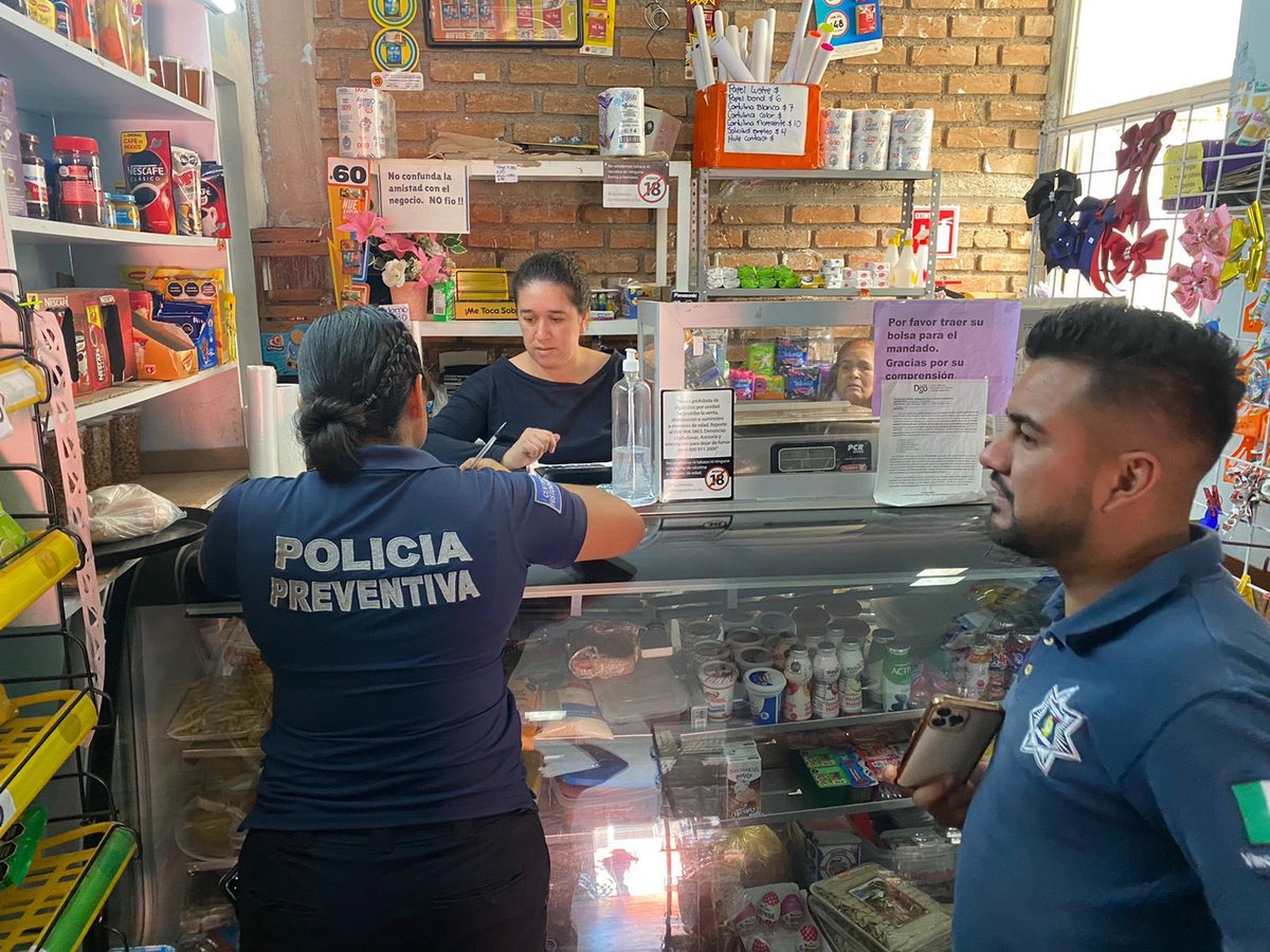 DMSPDGO's tweet photo. Reforzando la seguridad y prevención a través de visitas a los comités de seguridad, así como recorridos de vigilancia, Policía Municipal por medio de Vinculacion Social atiende a las familias duranguenses conservando una casa 🏡 segura y ordenada.
#ContigoDurango https://t.co/ukSziPcmax