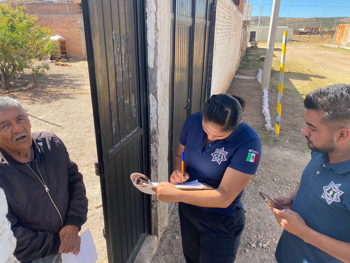 DMSPDGO's tweet photo. Reforzando la seguridad y prevención a través de visitas a los comités de seguridad, así como recorridos de vigilancia, Policía Municipal por medio de Vinculacion Social atiende a las familias duranguenses conservando una casa 🏡 segura y ordenada.
#ContigoDurango https://t.co/ukSziPcmax