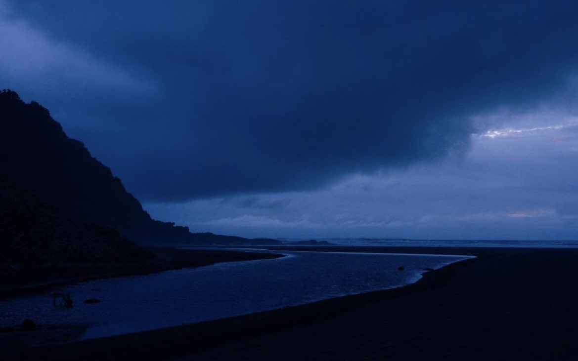 ezraleary's tweet photo. Blue hour in New Zealand https://t.co/QkKWGpCF88